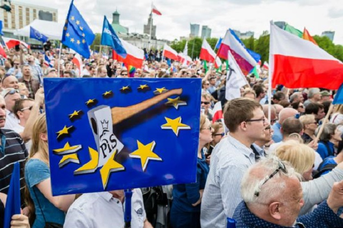 Pologne: 240 000 manifestants contre le gouvernement